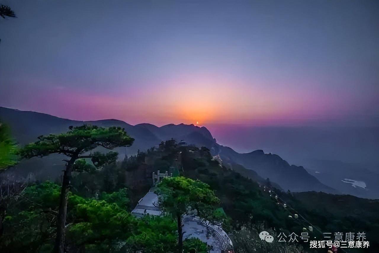 含鄱口是庐山观日出最佳地之一基地距离含鄱口看日出步行约需25分钟