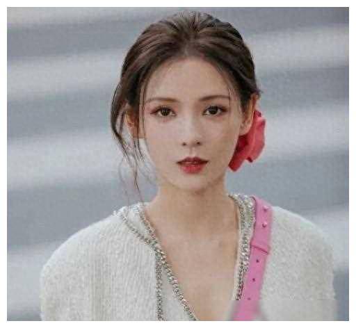 张予曦演绎浪姐5香槟吊带裙惹火龚俊粉丝力拒暗河传