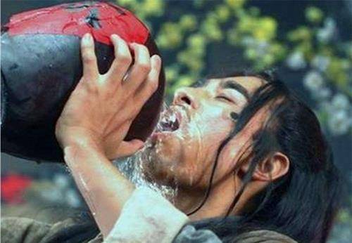 水浒传武松一顿吃了2斤牛肉,喝了18碗酒,古人的胃有那么大吗?