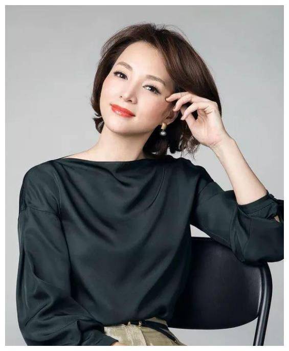 董卿儿子同框照曝光,形象不佳引发热议,春晚缺席原委解密_舞台_董姐