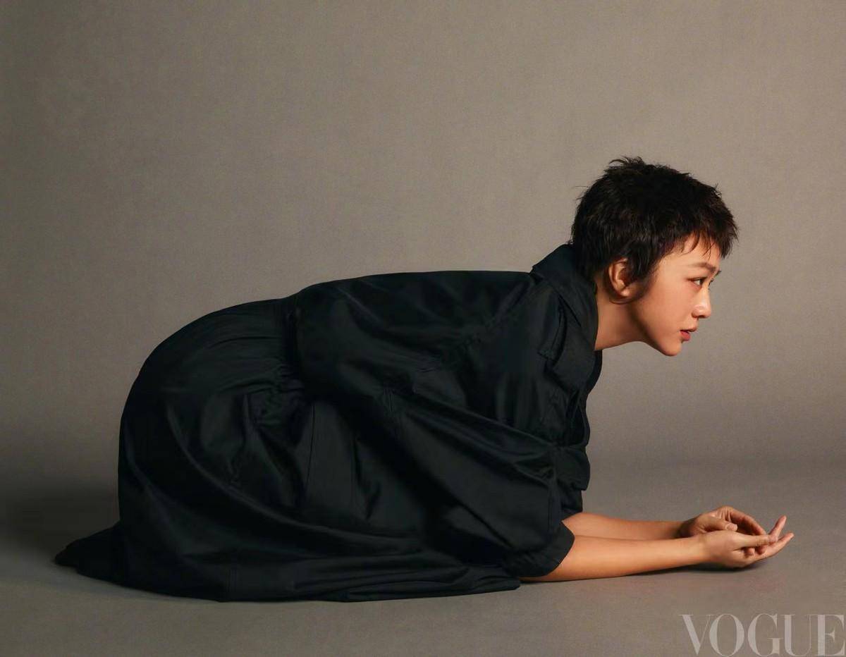 原创汤唯登vogue被嘲花朵裙配黑色丝袜怪异夸张狗啃式短发丑爆了