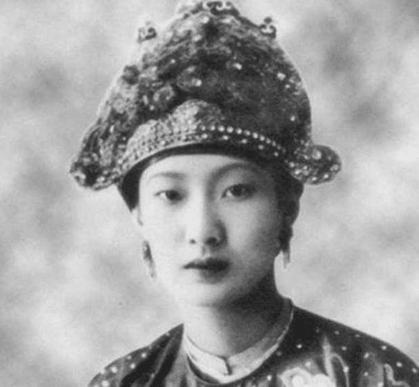 原创阮友兰国王对她一见钟情力排众议娶为妻晚年二人老死不相看