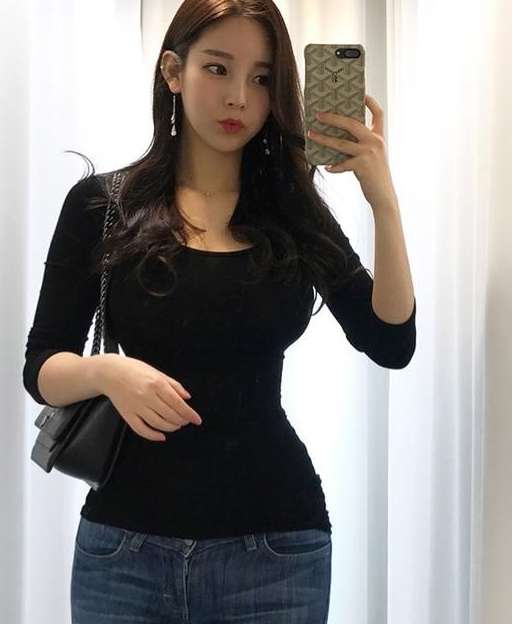 原创简约雅致的牛仔裤展现出美女婀娜多姿的身材尽显独特魅力