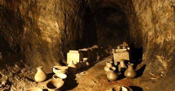 在相关专家对这座古墓进行清理的过程中,在地下八米处发现了墓主人的