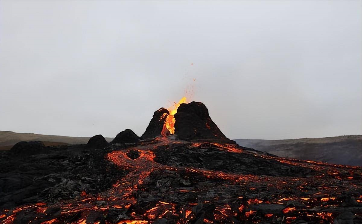 海底火山为何无法被水灭火?水能灭火的常识是否适用于大海?_火焰_燃烧