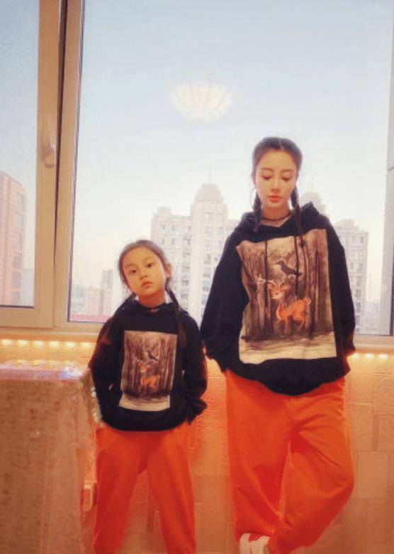 原创李小璐晒自拍近照38岁少女感无敌看起来不像是当妈的人