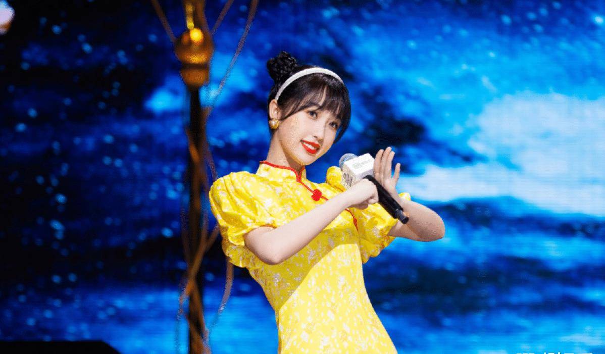 虞书欣晒照片 ,玫红吊带裙时尚时尚,这身材确定我没有眼花?