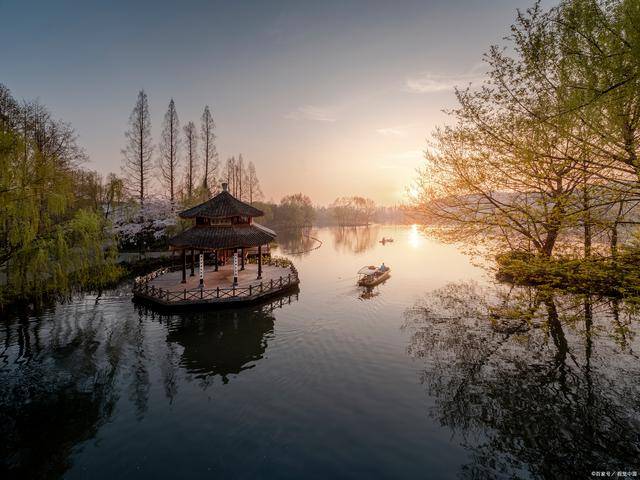 新天地等景点,感受宁波的秀美景色;第三天:2,晚上可以参观杭州的夜景