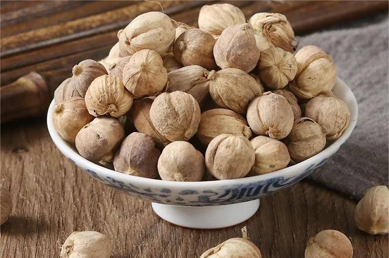 白蔻,又称白豆蔻,是一种姜科植物的干燥成熟果实,具有独特的香气,其