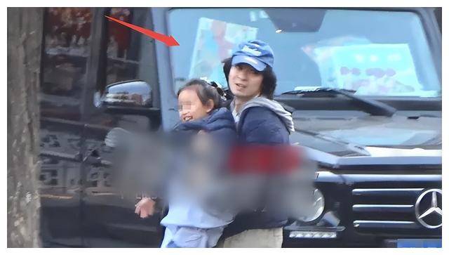 董子健带女儿上美术课头发长可扎辫子30岁竟有50岁沧桑