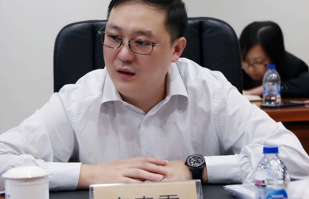 穿卫衣戴眼镜纯素颜,儿子侧脸帅气像妈妈_董晨_春雷_上海