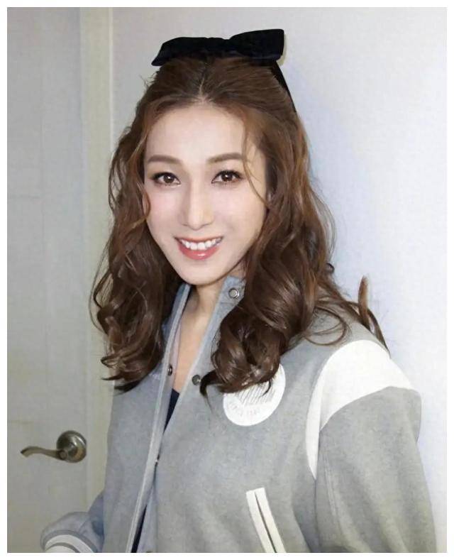 钟嘉欣39岁度假,海边风光,妩媚长裙迎风飘,超吸睛!_生活_家庭_照片