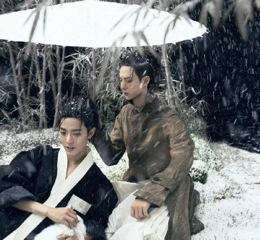 当年陈情令》大火,作为主演的肖战和王一博为杂志拍了一组大片.