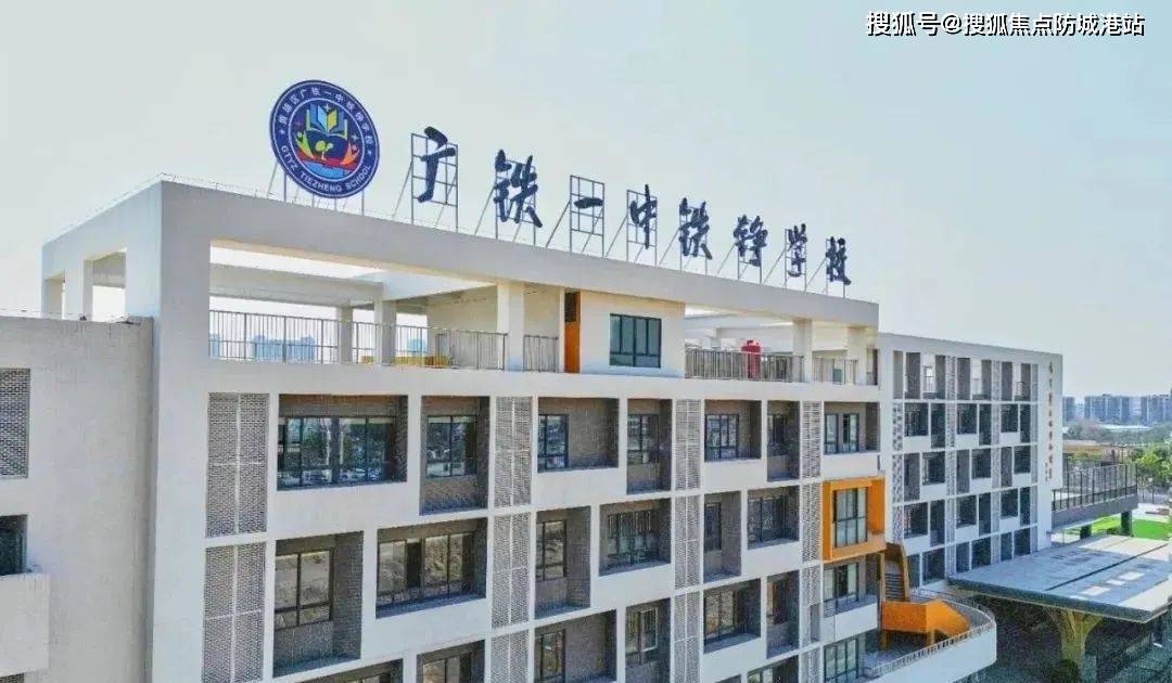 周边还有其他多所学校,如开发区外国语学校,南岗小学和新港中学等