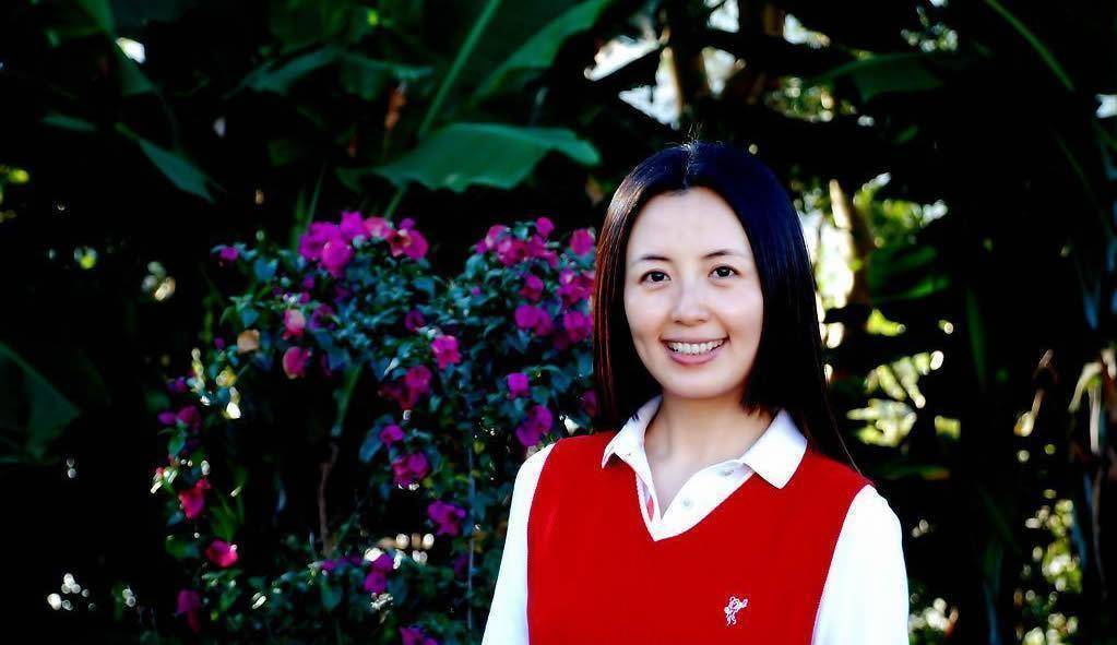 不过主持人只是一个杨童舒的跳板,因为她的梦想不只是这样,演艺圈成了