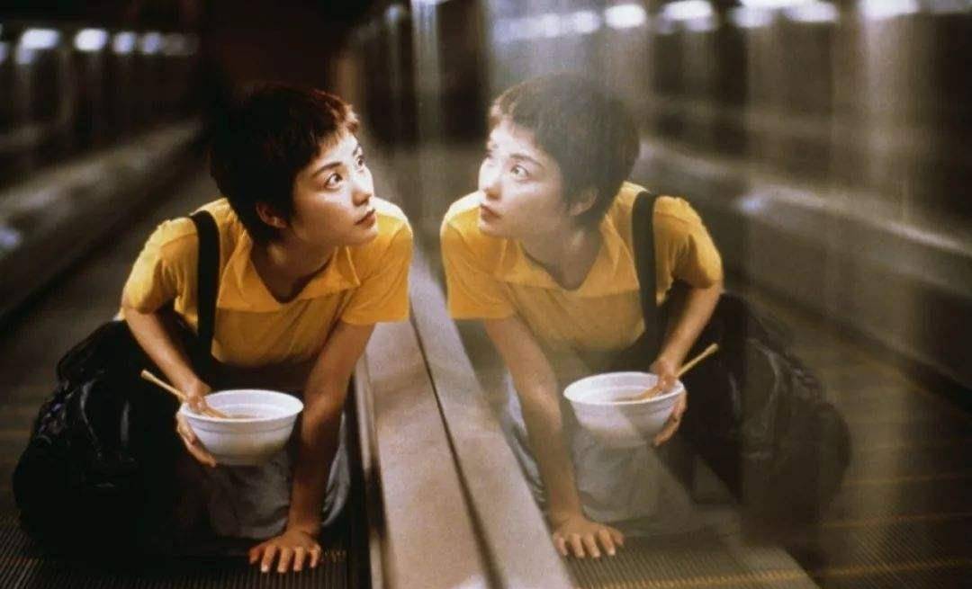 原创王菲成鲜肉收割机与好友相约喝酒唱歌身旁神秘男子长相出众