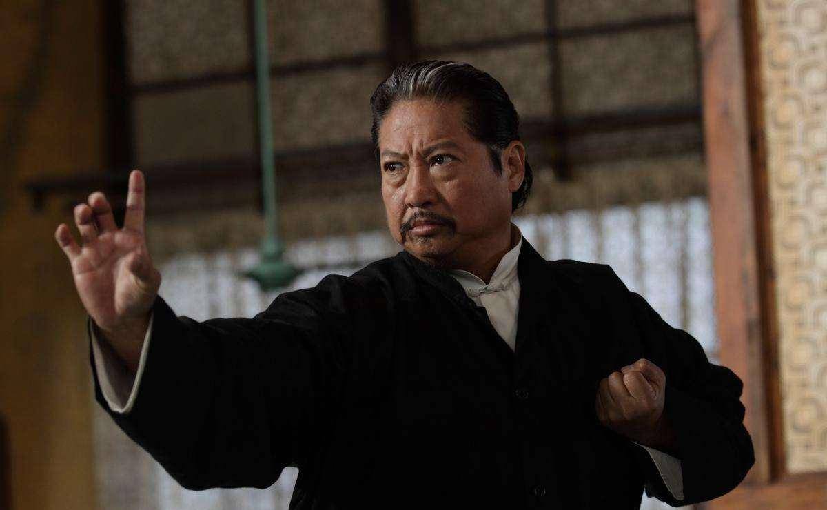 原创香港最灵活的胖子出道60多年地位无人撼动成龙叫他一辈子大哥