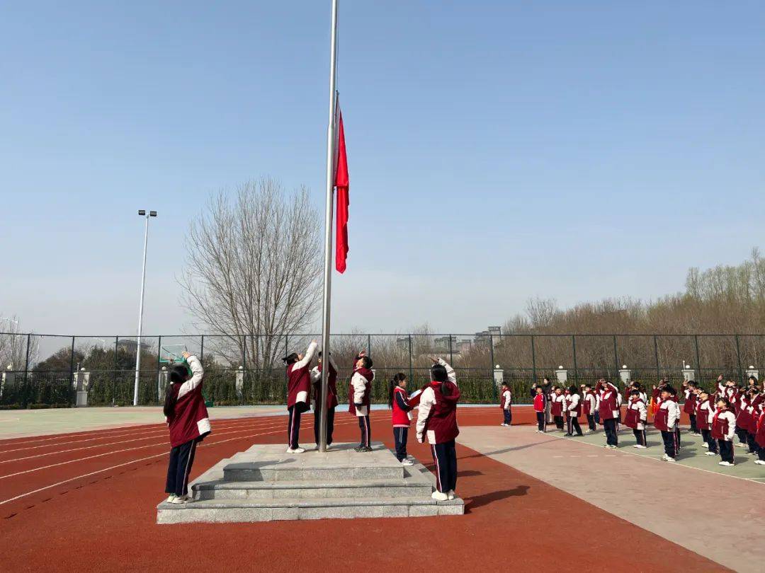 文明礼仪伴我行争做文明好学生濮阳市东湖小学举行第三周升旗仪式