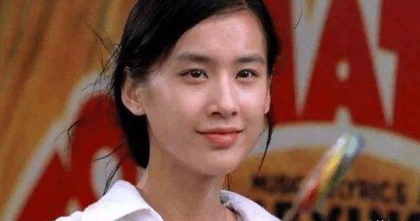 剧中,黄圣依手拿棒棒糖的经典画面至今记忆犹新,当初的她看起来漂亮