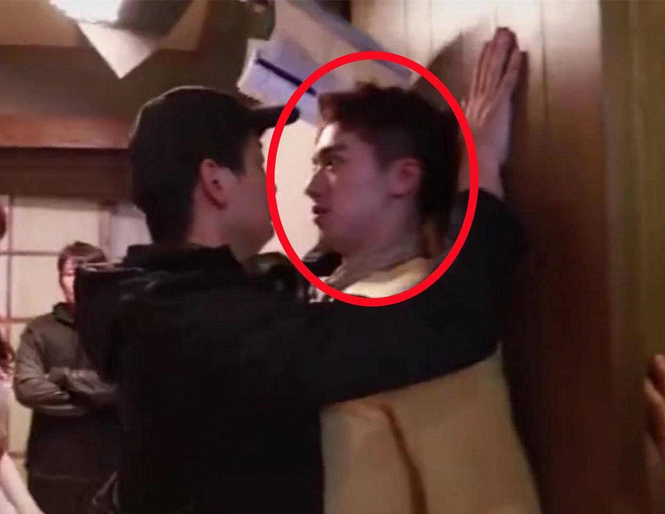 看许魏洲惊恐的小表情,只能说这幸福来得太突然,让他有点措手不及.