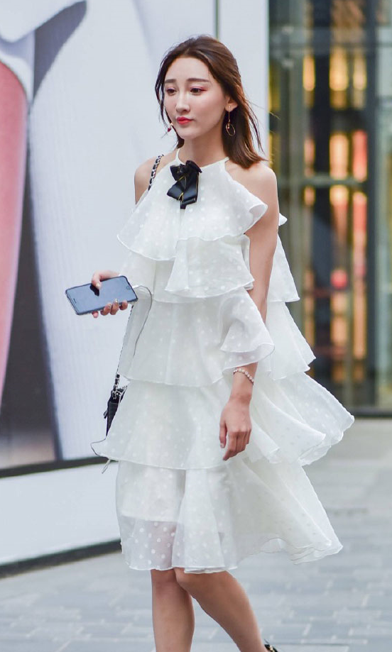 原创貌美肤白的颜值美女穿白色连衣裙显高显瘦很有仙女气质