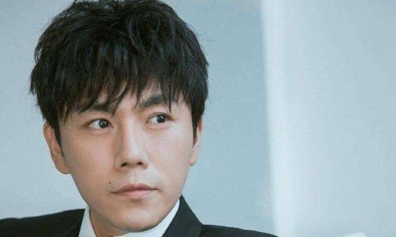 后来秦昊遇到了娄烨,于是在《春风沉醉的夜晚》里我们看到了独一无二