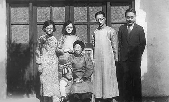 原创张允和出生被脐带绕险丧命抽108袋水烟才救活从小美人胚子