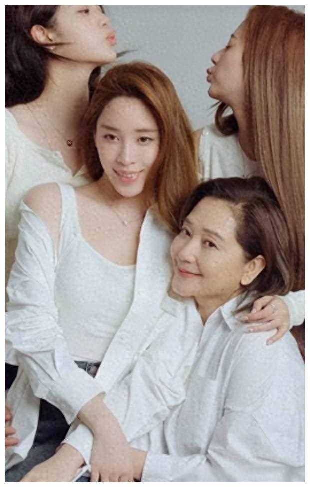 欧阳娜娜家庭合影清纯迷人白色针织衫完美搭配称为亮点