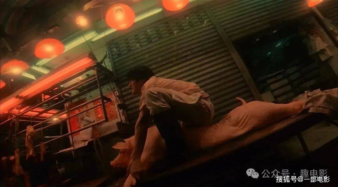 他会做出很多荒唐事,给猪头按摩,强行拉客洗头,用超大容器装冰激淋