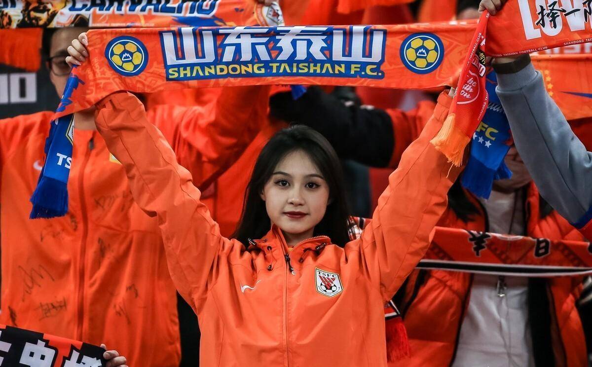 原创超萌成都美女球迷头戴大熊猫适逢三八节中超半边天风采来了