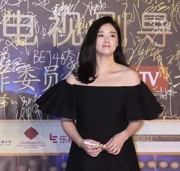 蒋欣穿了褶皱的一字领,这个肩宽快有一米多了吧.