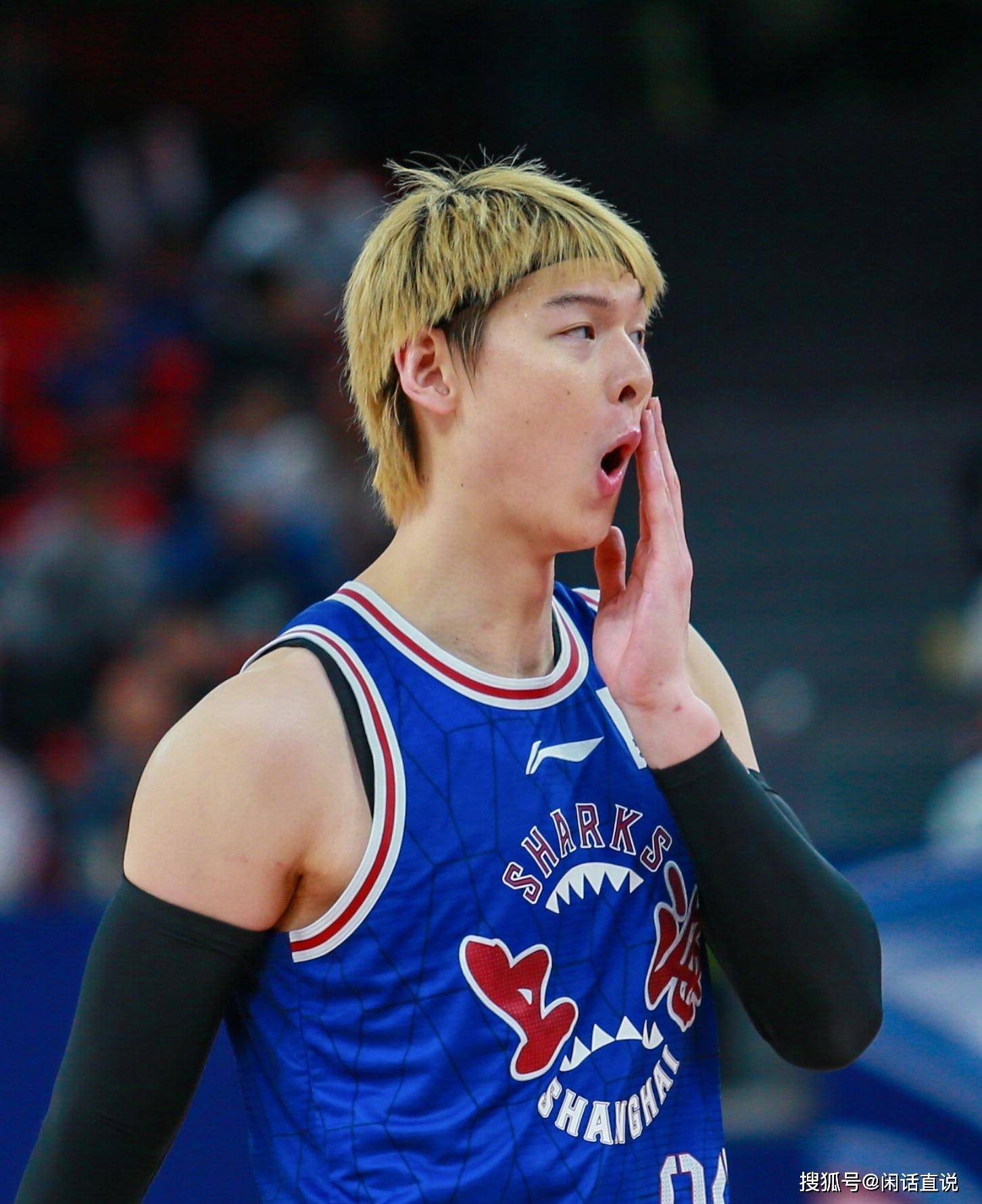 空蓝不中,关键时刻直接将球传给对手,网友:大王怎么还在打cba_王哲林