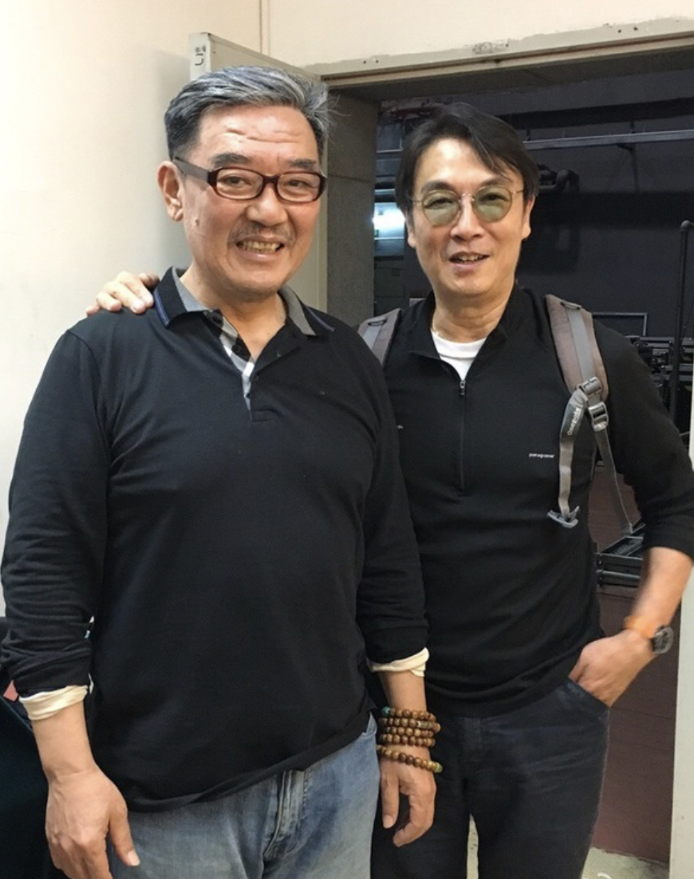 原创李立群携妻女过境香港74岁刘松仁请客吃饭感慨老友相逢是乐事