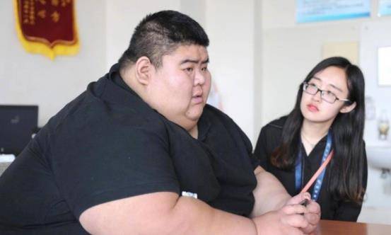 原创山东第一胖王浩楠1年从688斤减到325斤变瘦后成功抱得美人归
