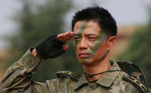 陈思诚年纪都要大,拥有更丰富的表演经验,出演《士兵突击》是个很好的