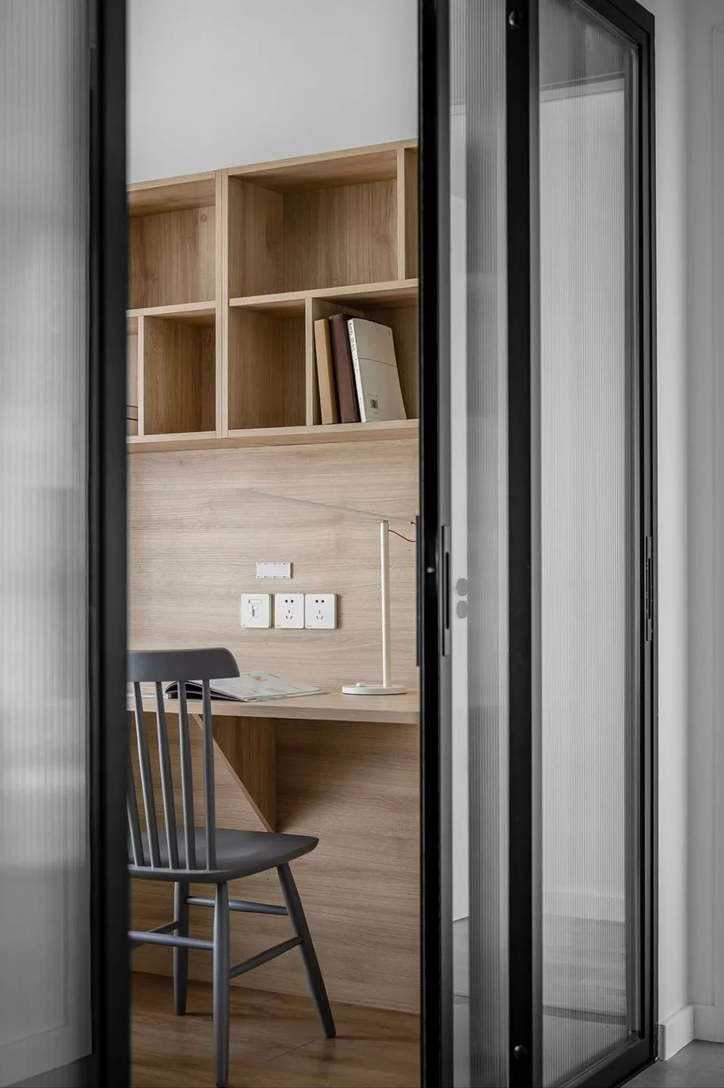 用时尚的长虹玻璃推拉门,不仅提升了整体颜值,更确保了过道的采光效果