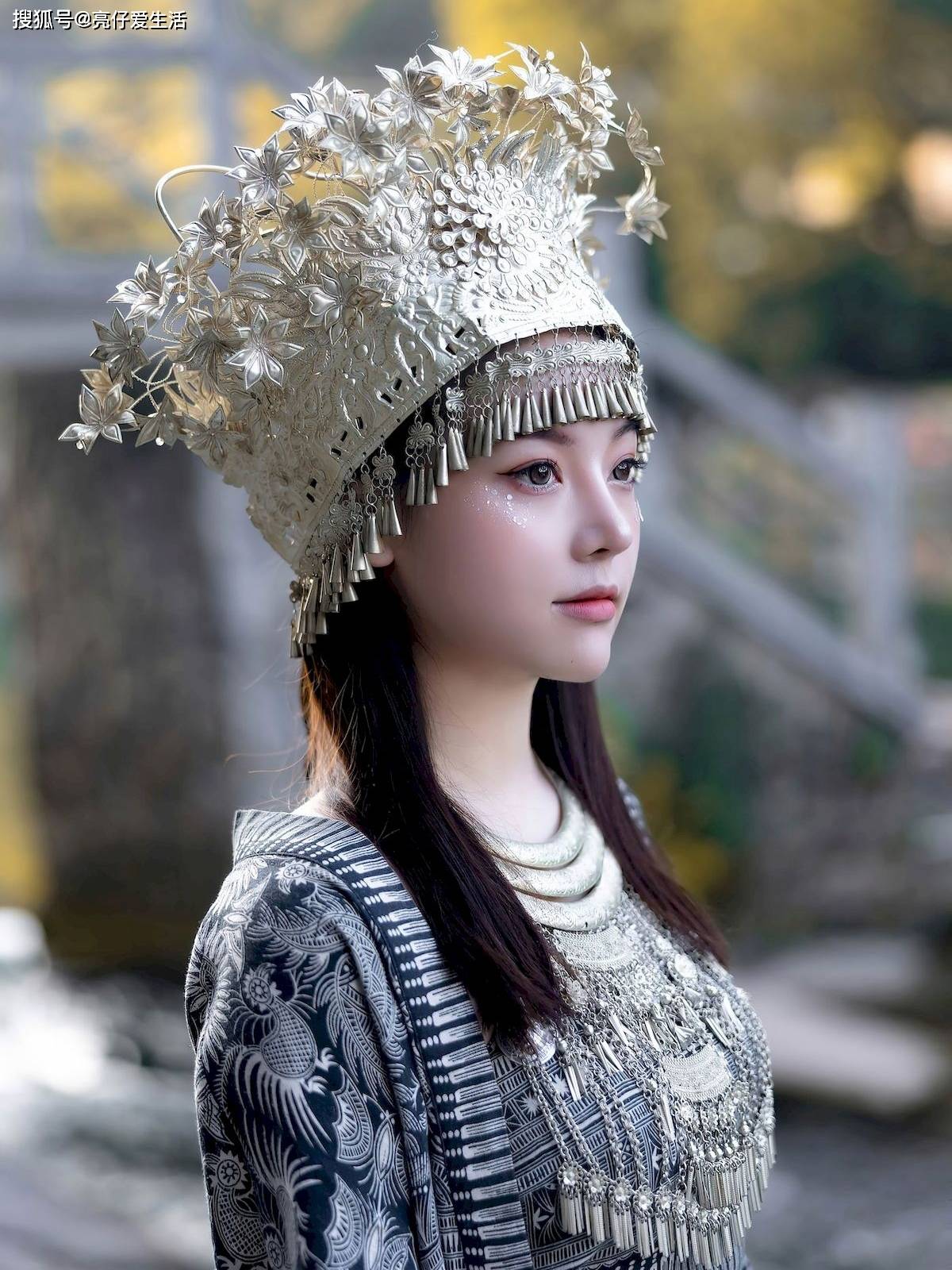 湖畔银影:古典与时尚的完美融合_银色_女孩_长裙