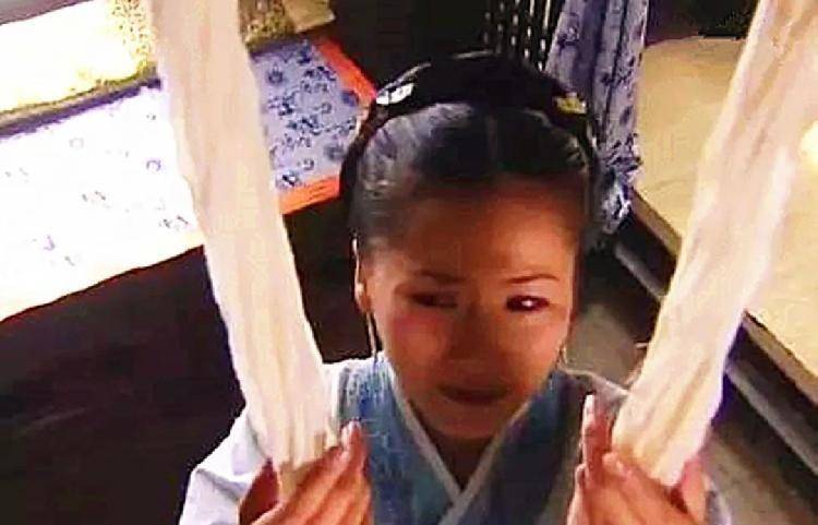 丈夫被害,自己又遭污辱,于是上吊了.