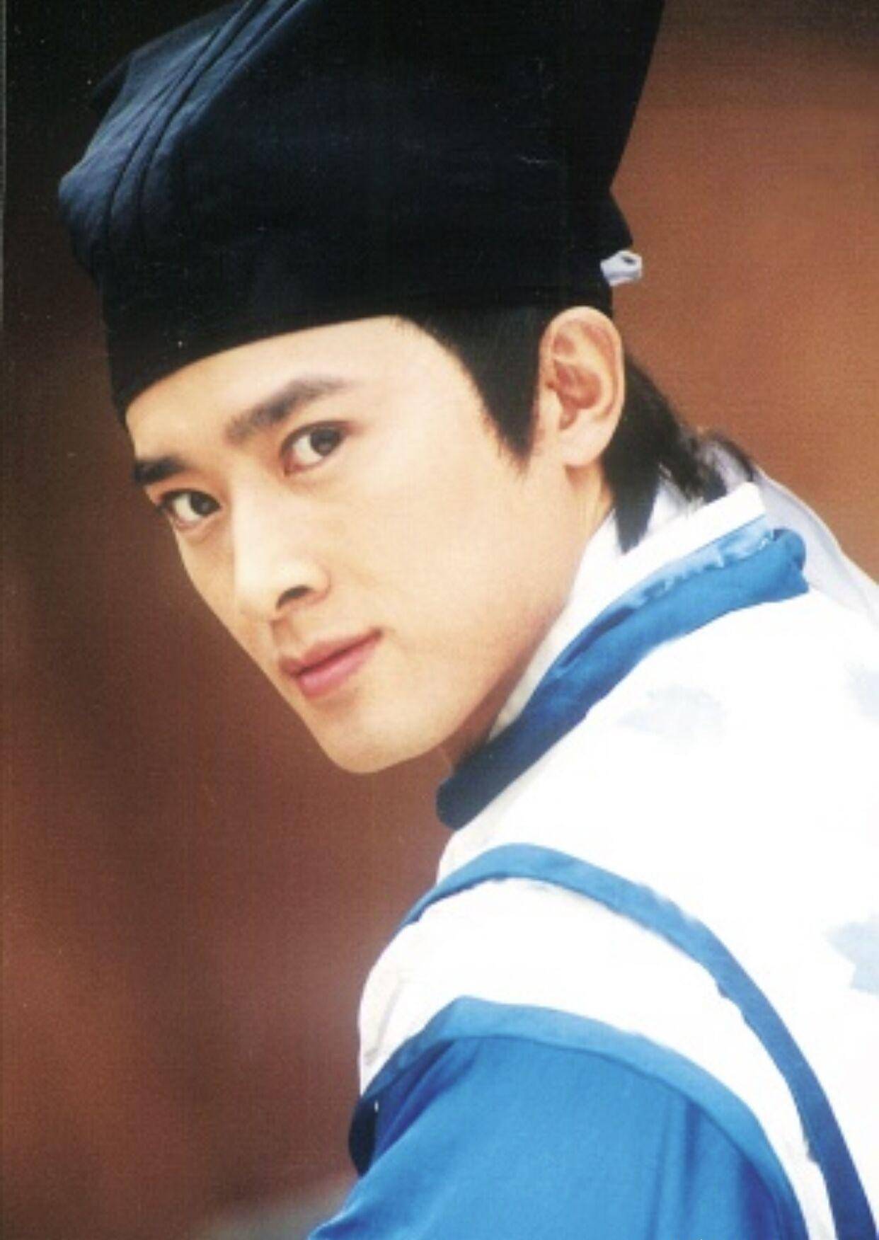 说到《少年包青天》中的公孙策,当时的任泉可以算得上是初代"白面小生