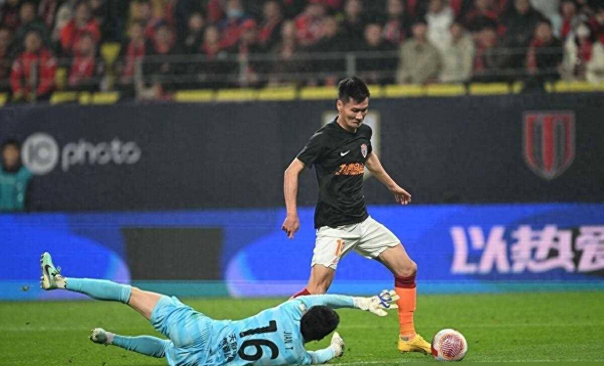 在足球世界的浩瀚星空中,总有一些黯淡的星辰,他们或许曾遭受过冷落的