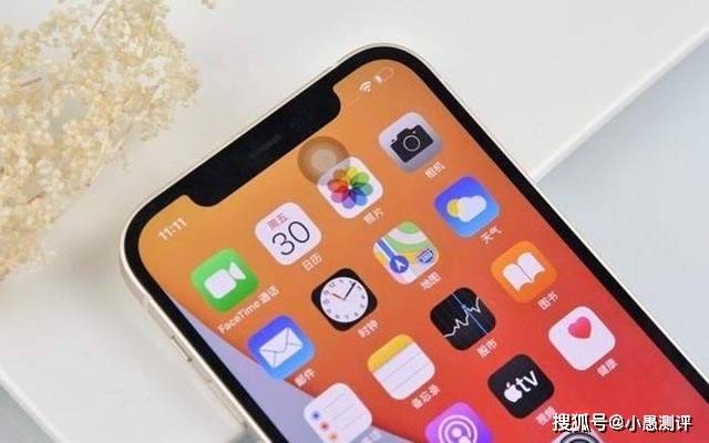 苹果iphone12在相机方面,依旧延续的是前置一颗1200万像素主摄,后置双