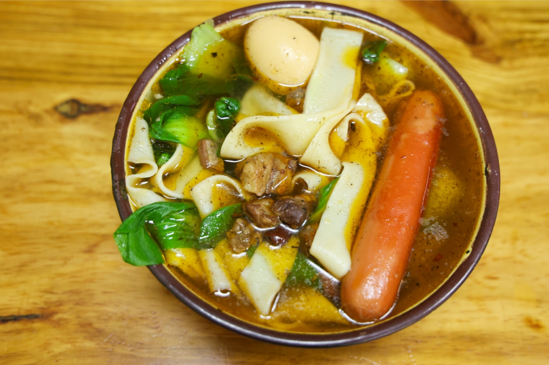 "太和板面因在案板上摔打而成那就不得不说说太和板面提起阜阳面食