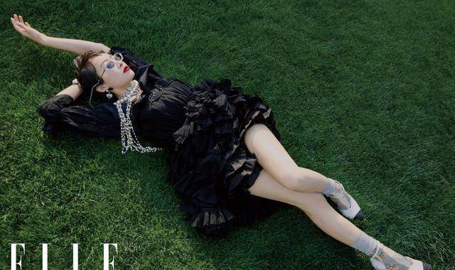 原创宋茜宫廷大片曝光穿小黑裙搭礼帽美若赫本涂红唇似时尚俏女郎