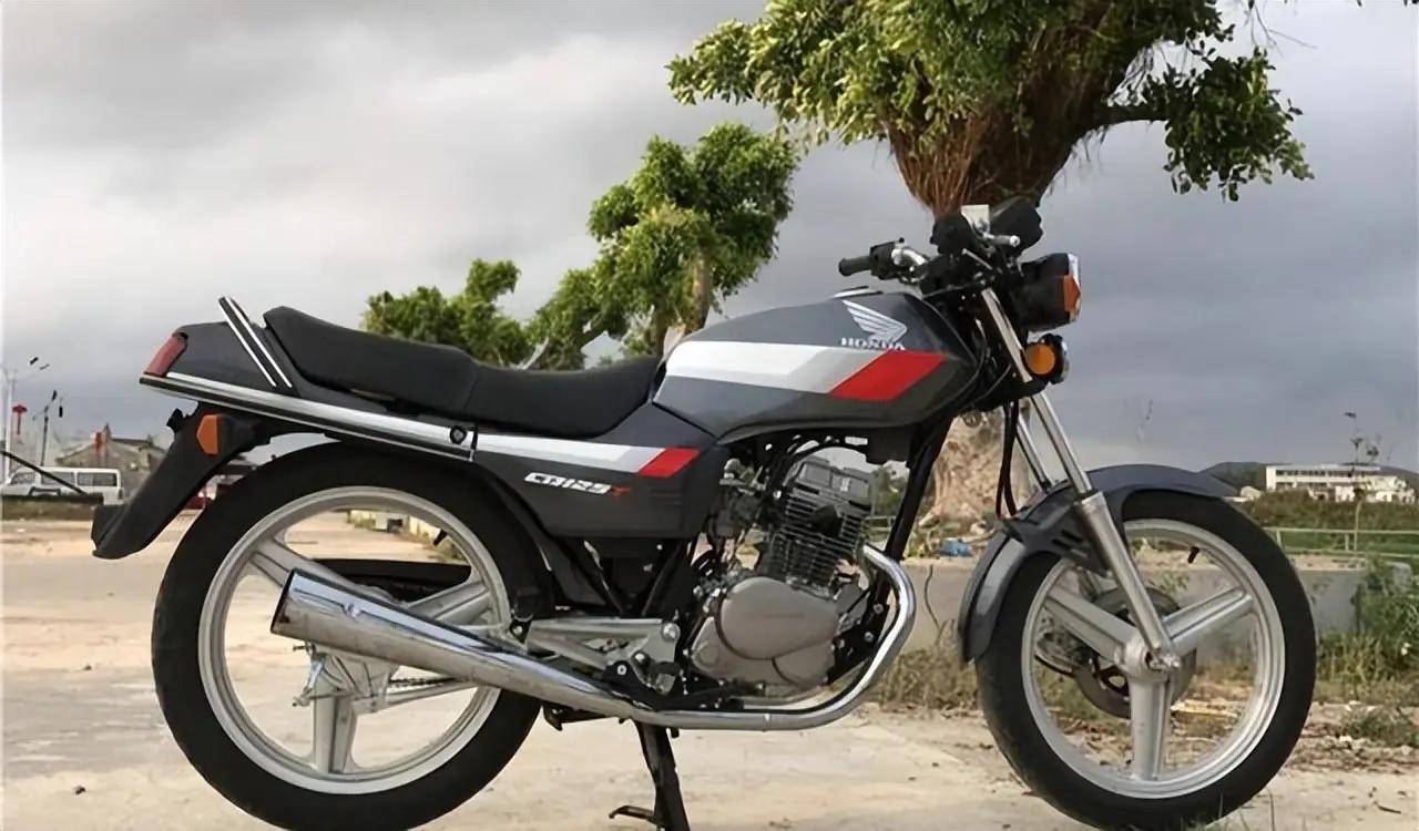 至于后来出的这一款cbt125它在的骑行质感上也要比同级别的单缸车更