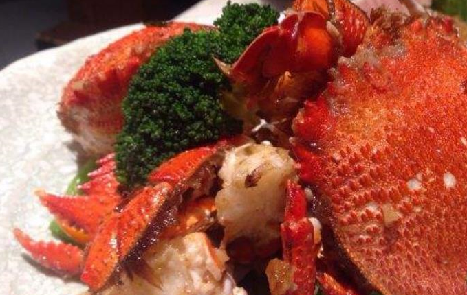 原创小伙试吃120元1只的老虎蟹掰开觉得物有所值吃了几口无奈了