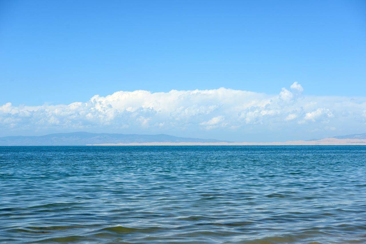 根据数据显示,青海湖的长约105千米,宽约63千米,湖面海拔约有3196米