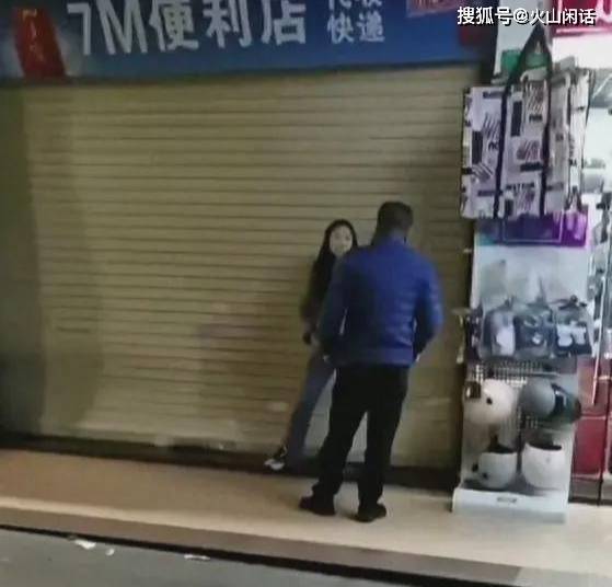 女子出轨并把情夫藏店内,霸气丈夫手撕卷闸门捉奸,路人拍手叫好_信任