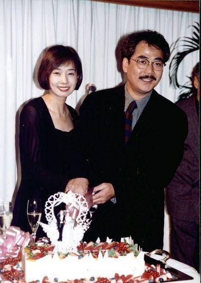 原创她17岁拒嫁张国荣3婚嫁大14岁老公被宠24年59岁还熬成影后