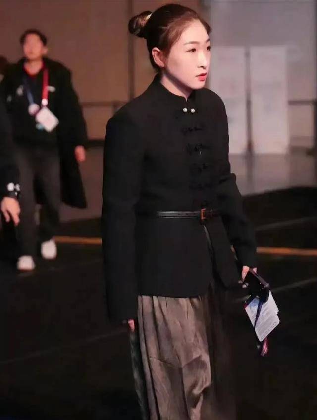 世乒赛颁奖嘉宾刘诗雯穿着的这三件名牌服饰价格近十万元人民币