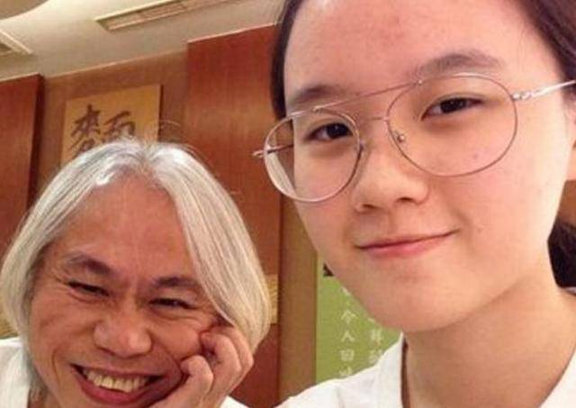 对于这名女学生的的细心照料,李坤城丝毫不为所动,依然每天与林靖恩在